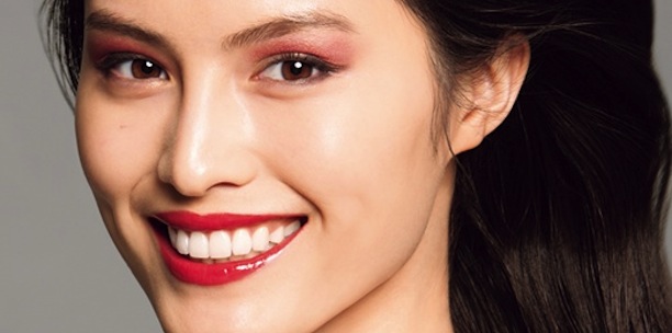 中國超模何穗，詮釋資生堂全新「雞尾酒妝」｜眼影盤推薦