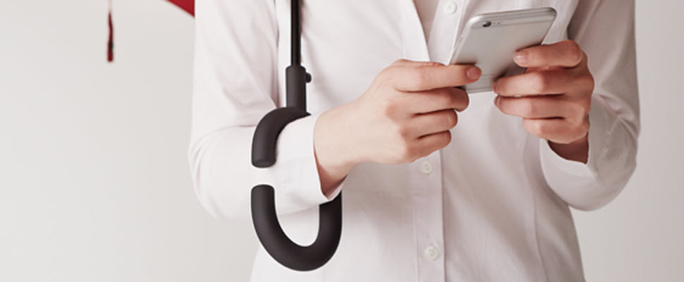 超實用創新設計，下雨天走路滑手機不狼狽