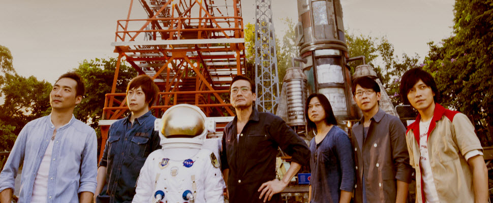 五月天《頑固》洗版潮！梁家輝跨刀演出，歌迷看完心裡酸酸的