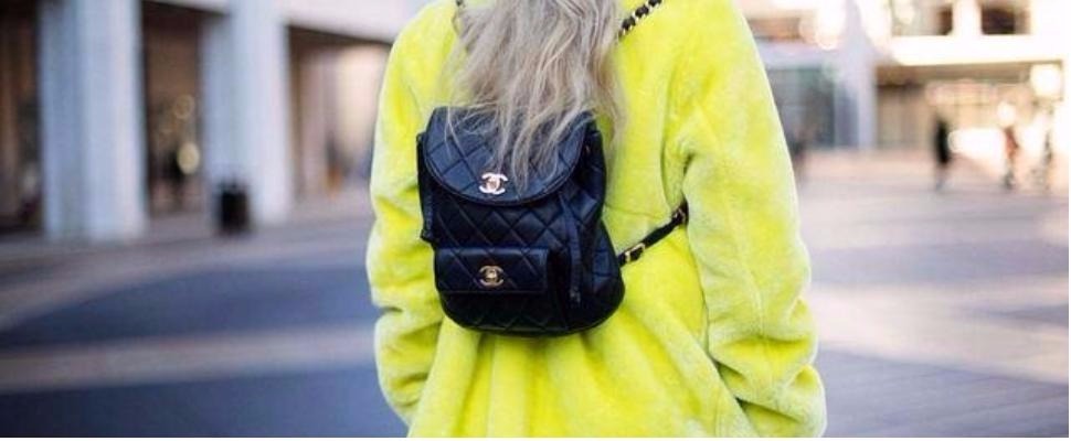 誰說雙肩包是男性專利，都會女性也可以將雙肩包背出時尚感～