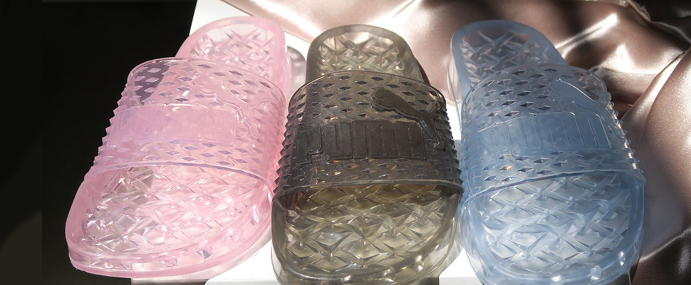 這不是什麼大賣場的塑膠拖鞋，是RihannaｘPUMA的最新聯名款啦！