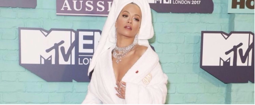 這位大姐剛洗完澡嗎？Rita Ora的紅毯造型讓大家都傻了～